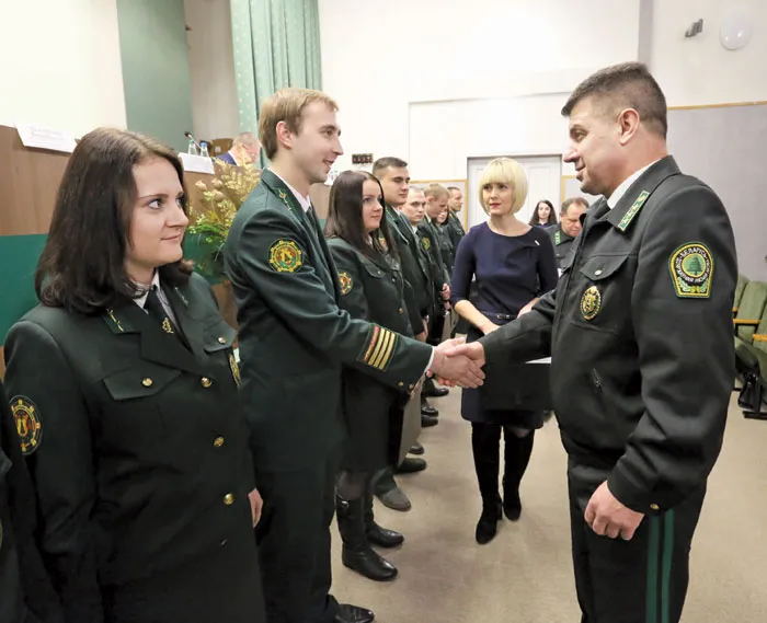 Первый заместитель министра лесного хозяйства Александр КУЛИК лично поприветствовал каждого молодого специалиста. фото